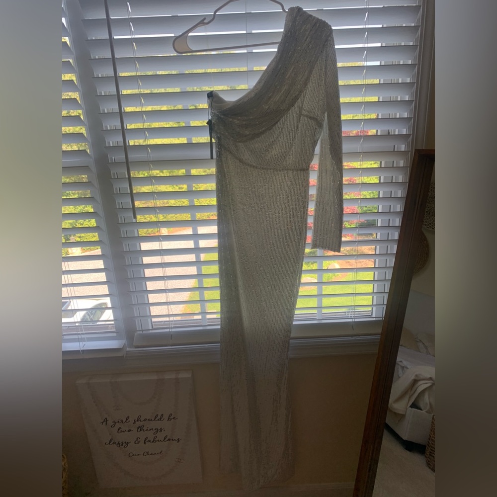 WHITE SEQUENCE GOWN 🤍
